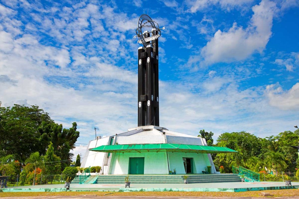 Tugu Khatulistiwa di Kalimantan Barat